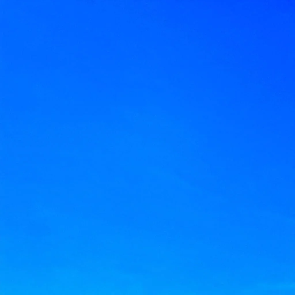 Exemple de couleur avec ciel bleu vif