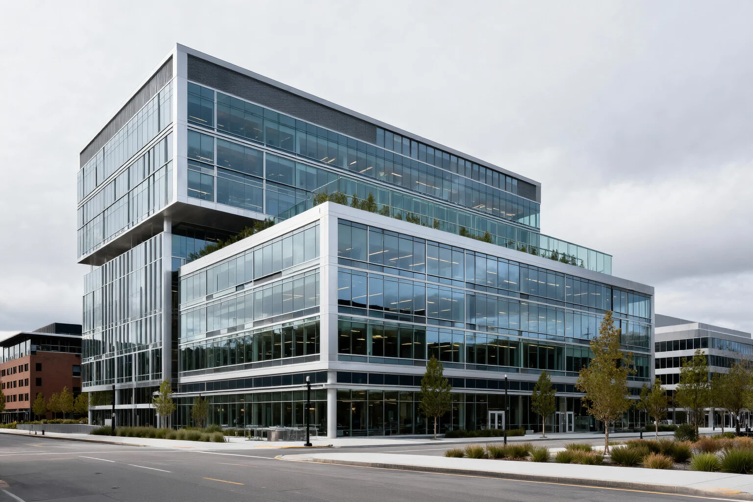 Exemple d’architecture montrant une tour de bureaux contemporaine avec verre réfléchissant et accents en acier brossé