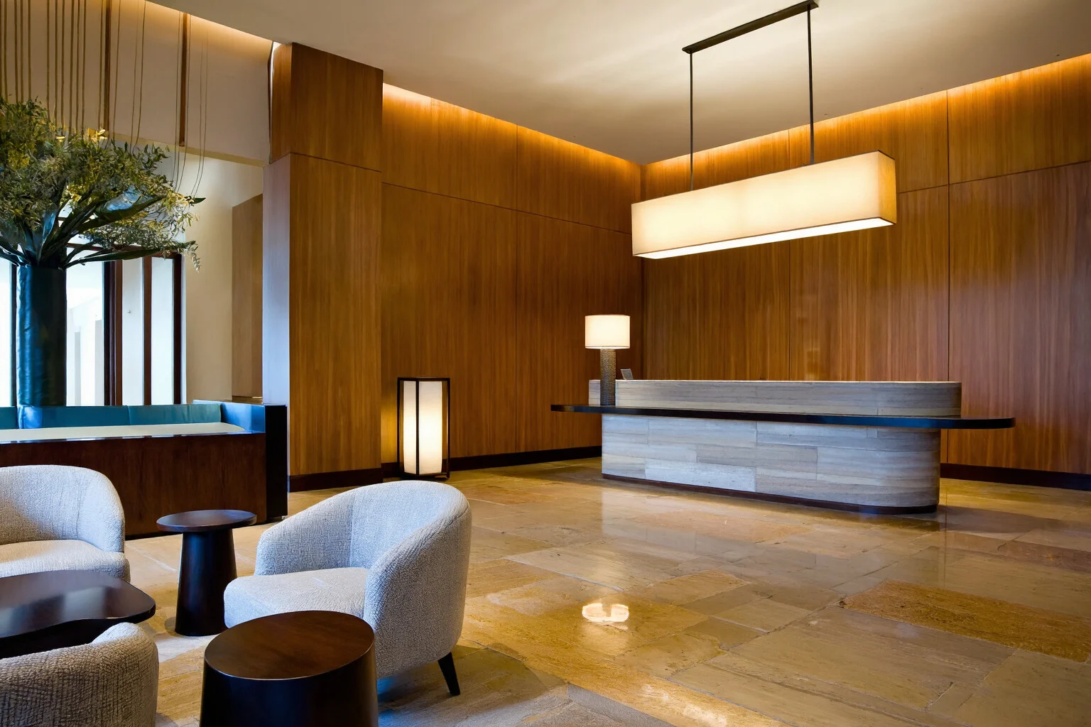 Exemple hôtellerie montrant un lobby de boutique-hôtel avec bois chaud et pierre polie