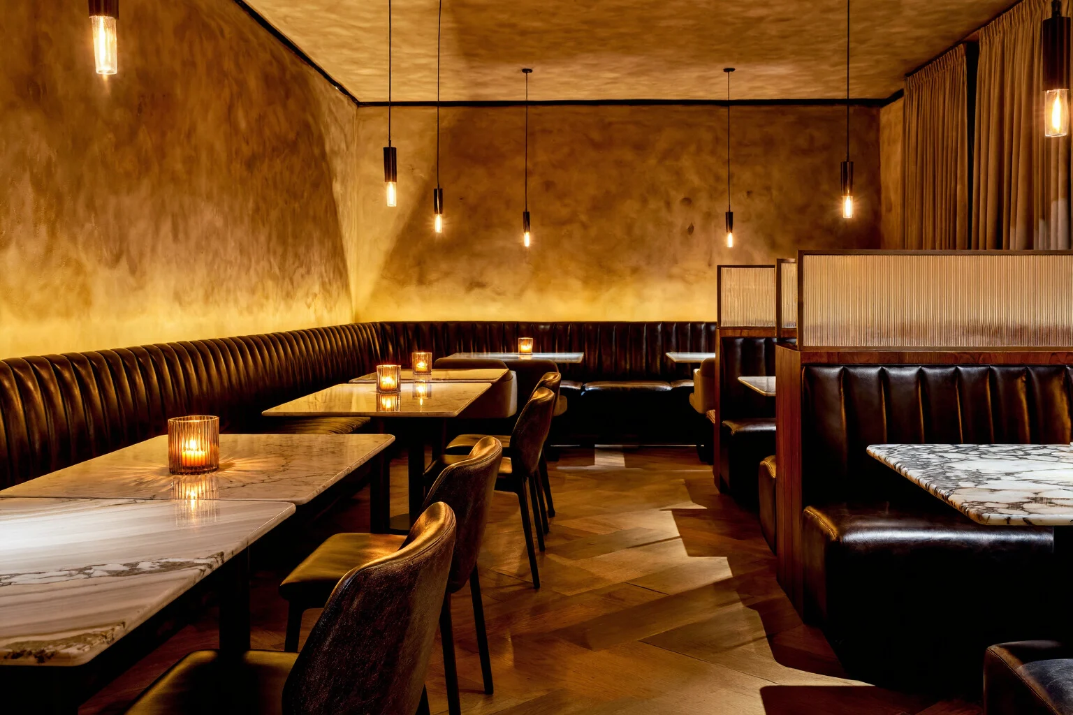 Exemple hôtellerie montrant un restaurant haut de gamme avec banquettes en cuir et tables en marbre